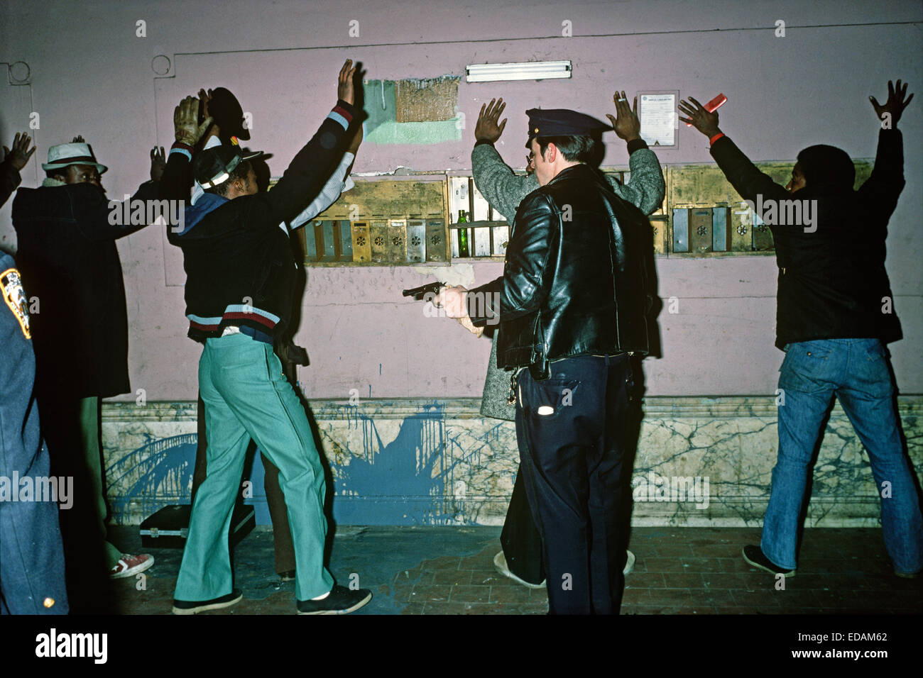 USA, HARLEM, NEW YORK CITY - APRIL 1978. 28. Precinct Polizisten Drogen und Schusswaffe Suche Afro-Amerikaner in Harlem. Stockfoto