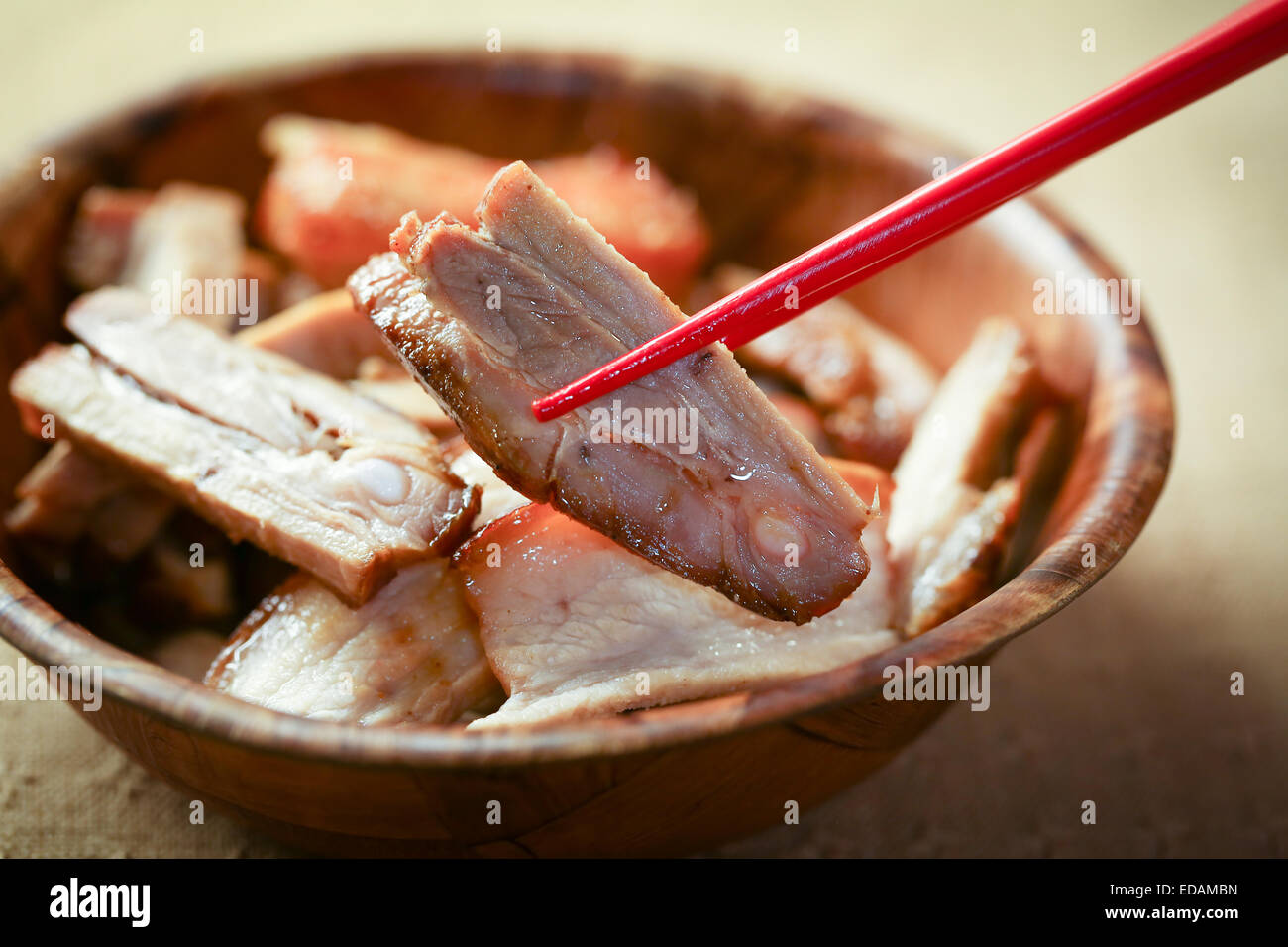 Chinesische Braten Schweinefleisch in kleine Stücke zerkleinert und serviert mit Stäbchen Stockfoto