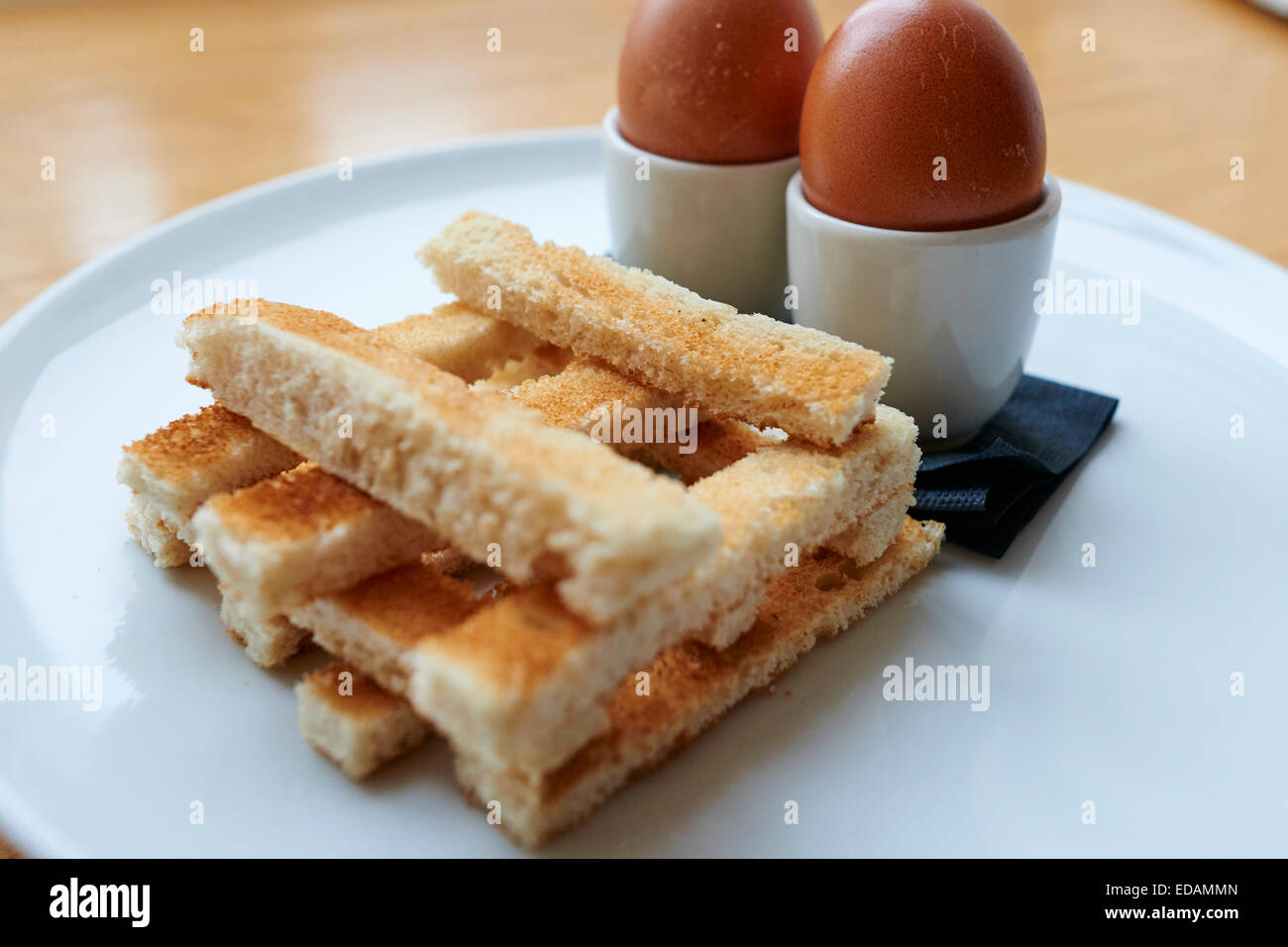 Hart gekochten Eiern und Soldaten Stockfoto