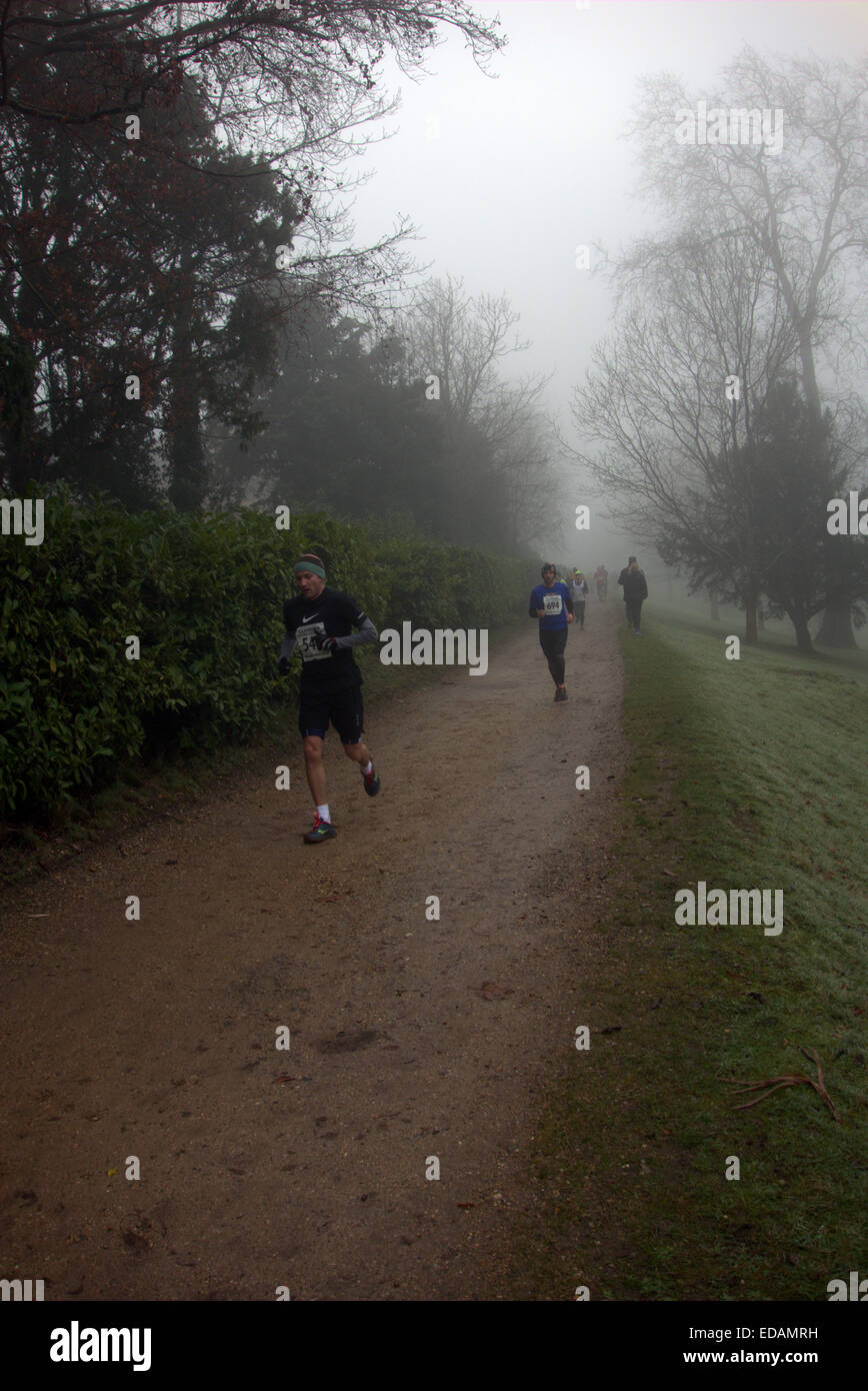 Alamy Cliveden an einem nebligen & frostigen Januar Morgen statt der Burnham Jogger ihre jährliche 10k laufen, nicht so kalt Stockfoto