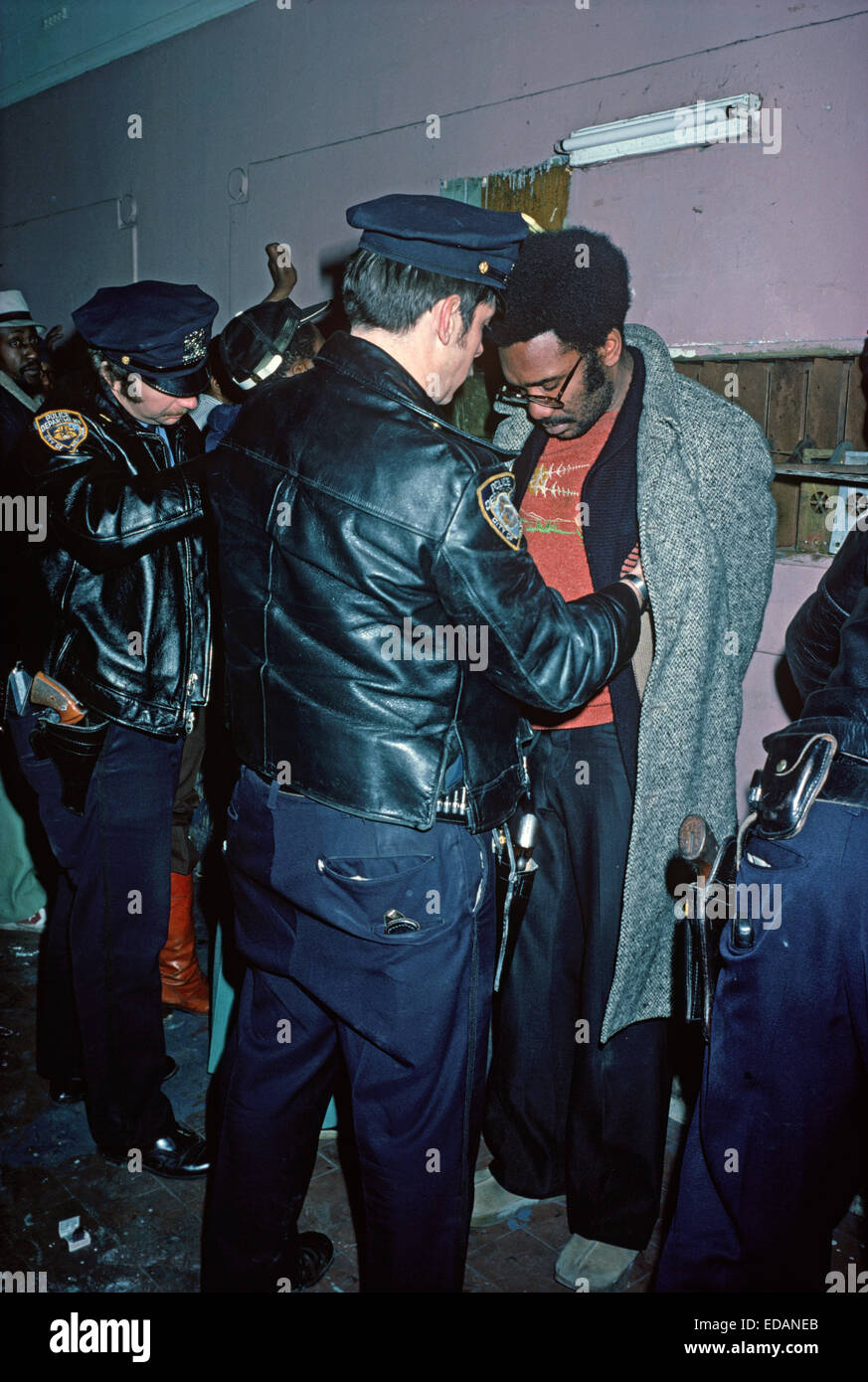 USA, HARLEM, NEW YORK CITY - APRIL 1978. Suche nach Afro-Amerikaner für Medikamente und Schusswaffen in Harlem von 28. Precinct Polizisten, New York City. Stockfoto