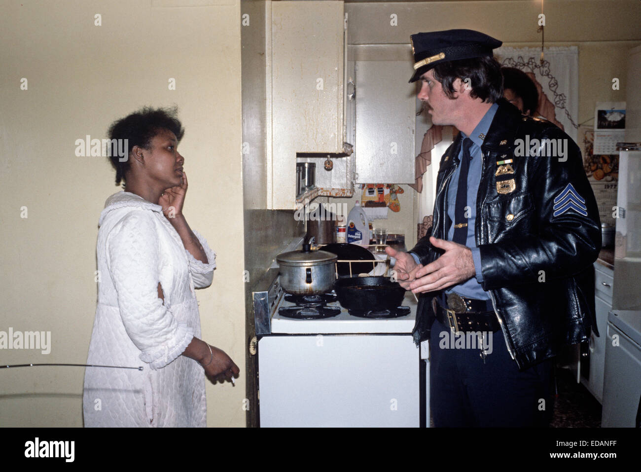 USA, HARLEM, NEW YORK CITY - APRIL 1978. 28. Bezirk Polizei Verbindungsfunktion Bewohner von Harlem, New York City. Stockfoto