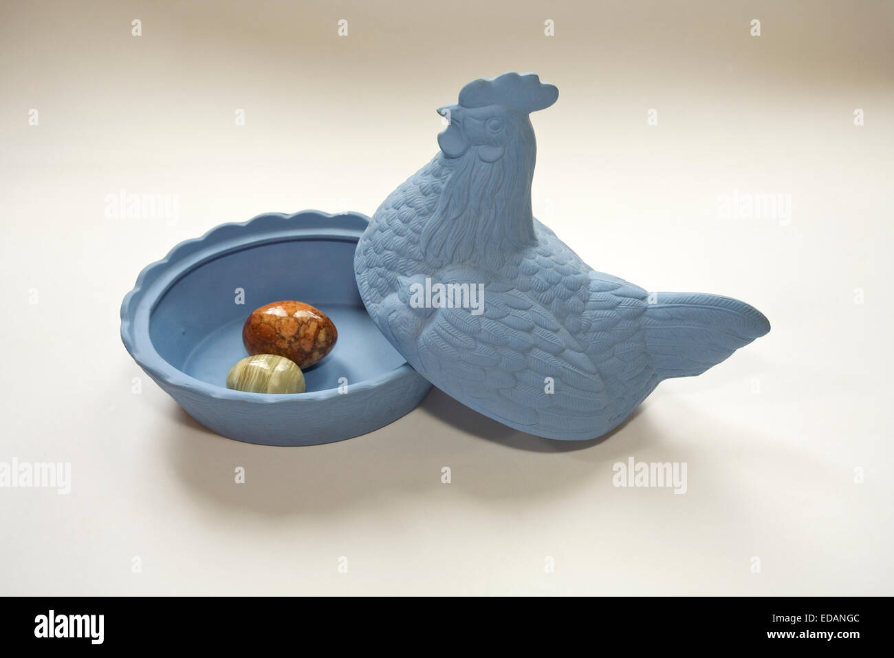 'blue Wedgwood' Stil Eierspeise mit Deckel in Form einer Henne und poliertem Stein Eier Stockfoto