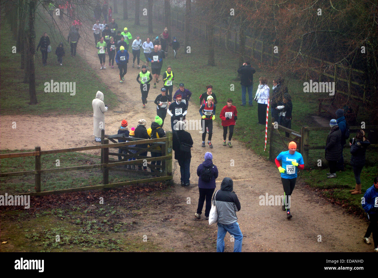 Alamy Cliveden an einem nebligen & frostigen Januar Morgen statt der Burnham Jogger ihre jährliche 10k laufen, nicht so kalt Stockfoto