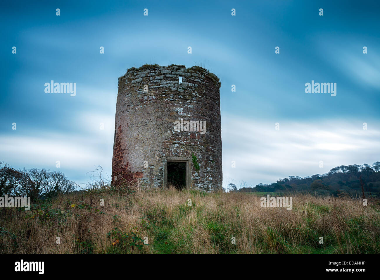 Eine zerstörte Turm, die Reste der Maker Windmühle in der Nähe von Mount Edgcumbe in Cornwall Stockfoto