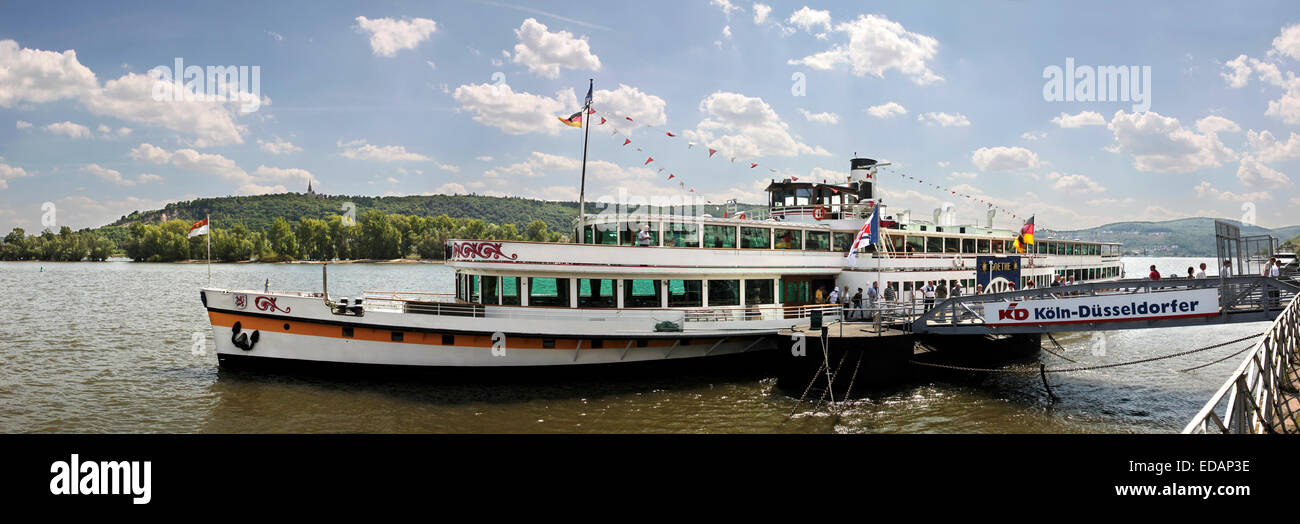Ausflugsschiff an der Pier in Rüdesheim im Rheingau, Hessen, Deutschland Stockfoto