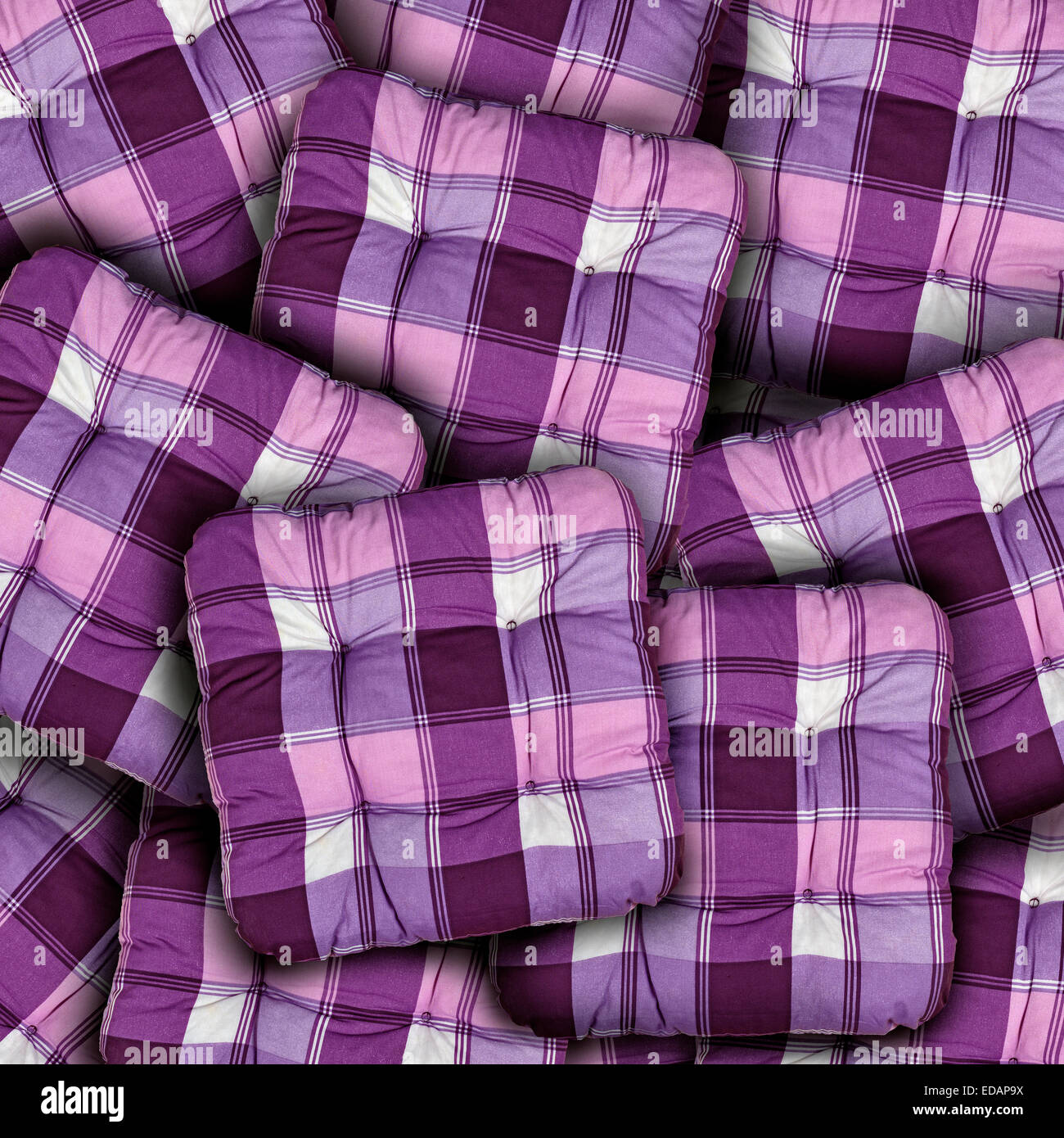 Plaid lila Kissen Haufen als home Innendekoration Hintergrund Stockfoto