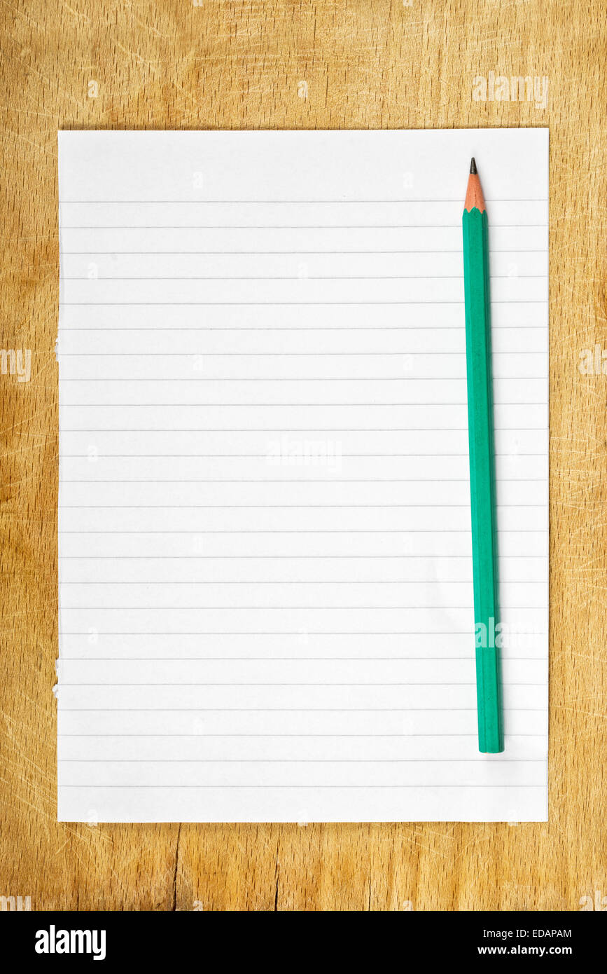 Schreiben von Notizen Konzept, Graphitstift und leere Zettel als textfreiraum auf Holztisch. Stockfoto
