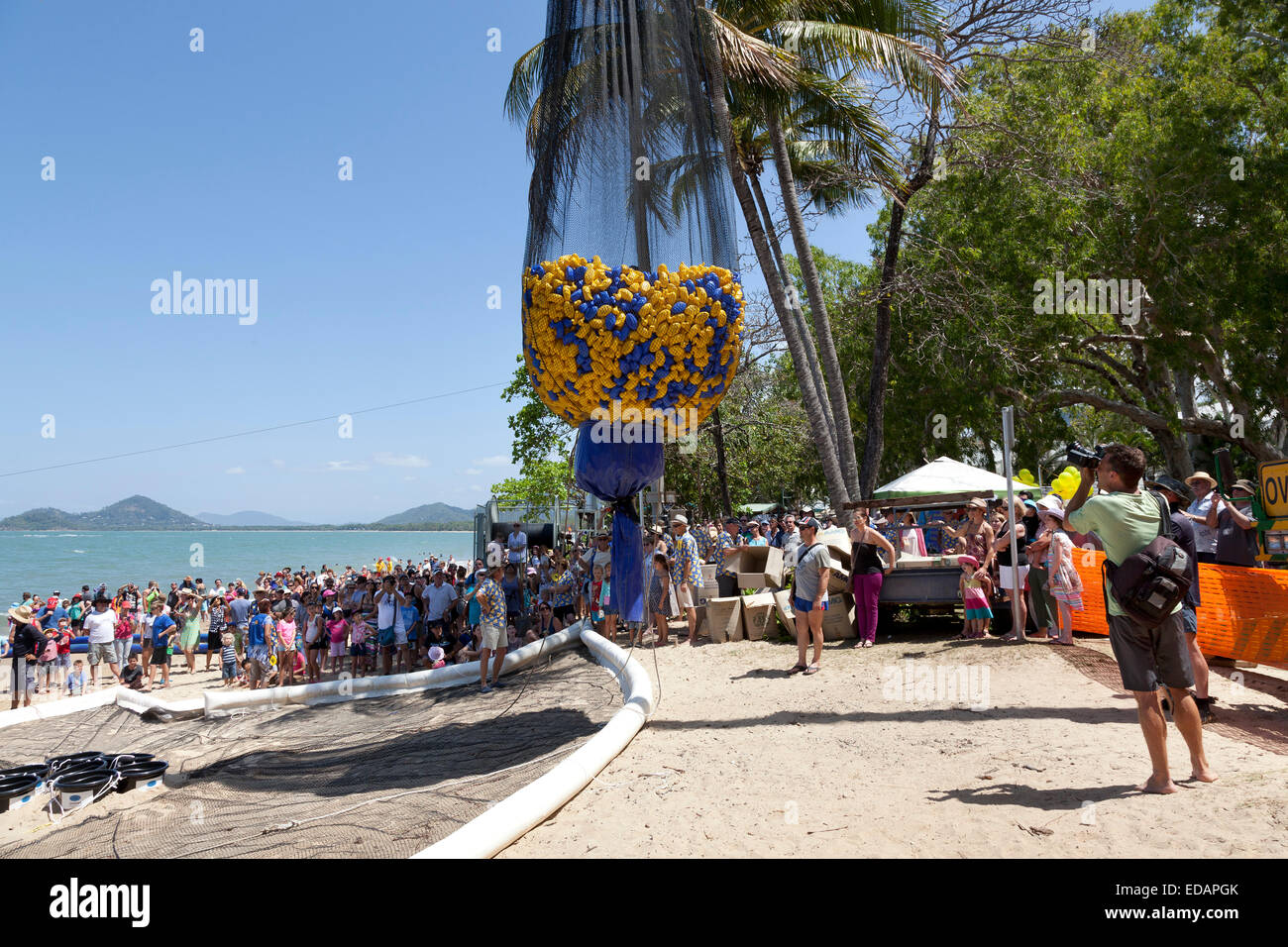Rotary Club startet das Entenrennen in Palm Cove Australien Stockfoto