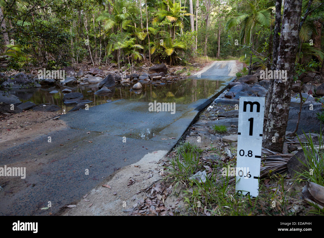 Überflutete Straße in Queensland, Australien Stockfoto