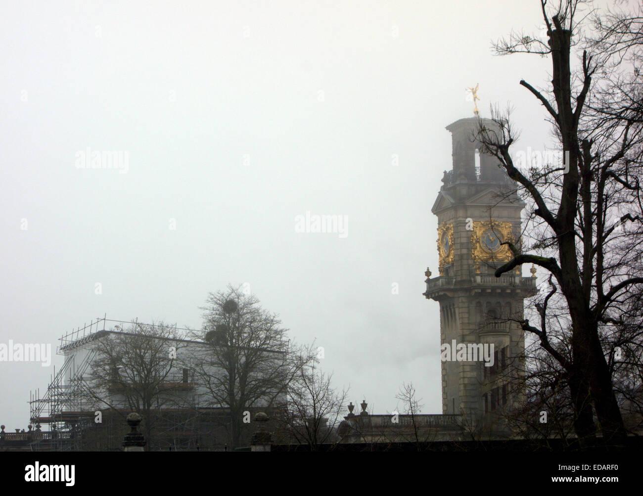 Der nahe gelegene 100 Fuß (30m) Glockenturm wurde im Jahre 1861 hinzugefügt und ist das Werk des Architekten Henry Clutton. Stockfoto