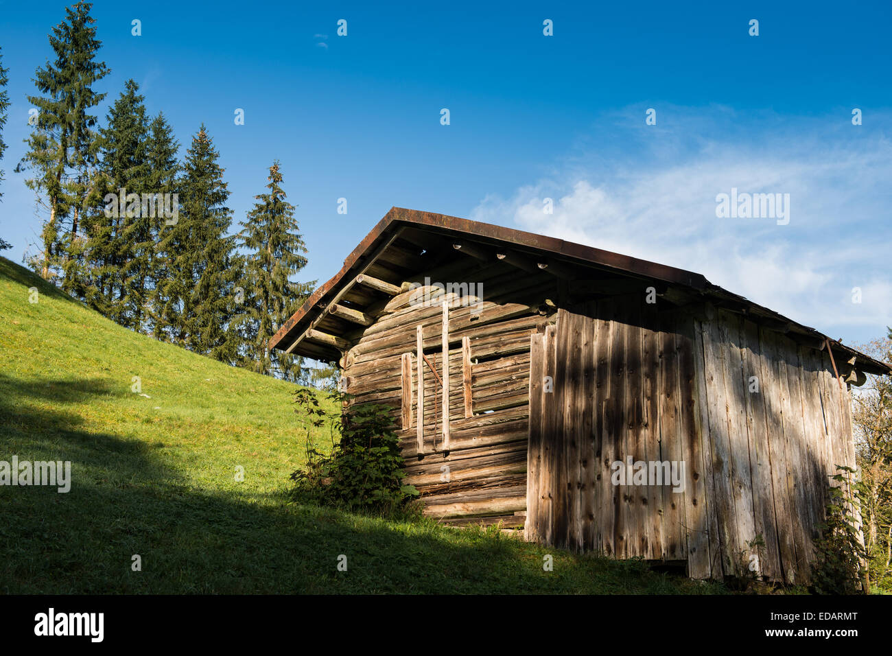 Holzhütte auf der grünen Wiese in den deutschen Alpen Stockfoto