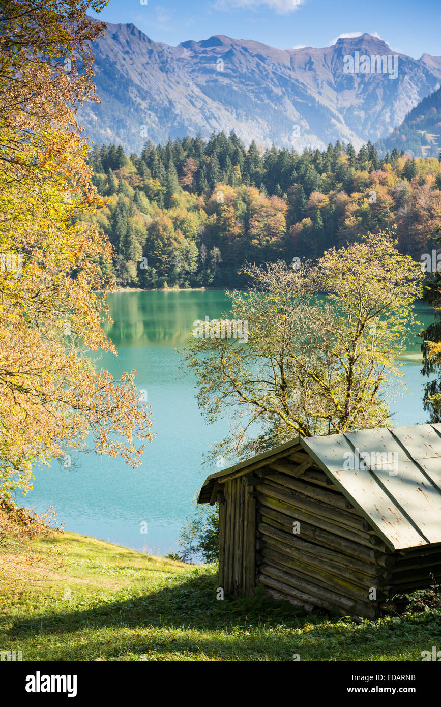 Hütte an einem See in den Bergen im Herbst im Hochformat Stockfoto