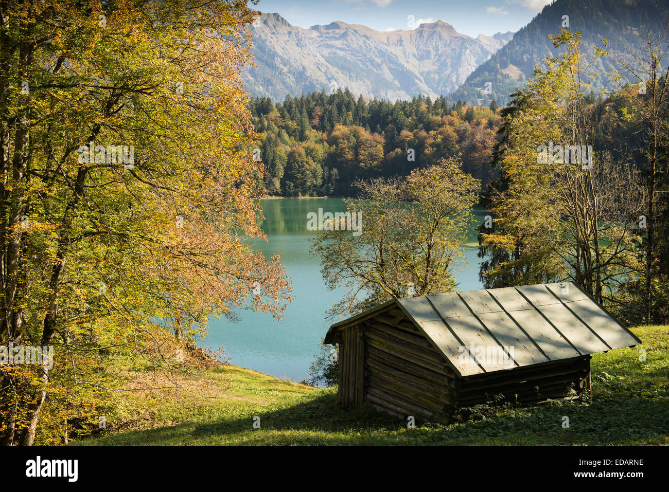 Idyllischen Hütte im Herbst an einem türkisfarbenen See in den Bergen Stockfoto