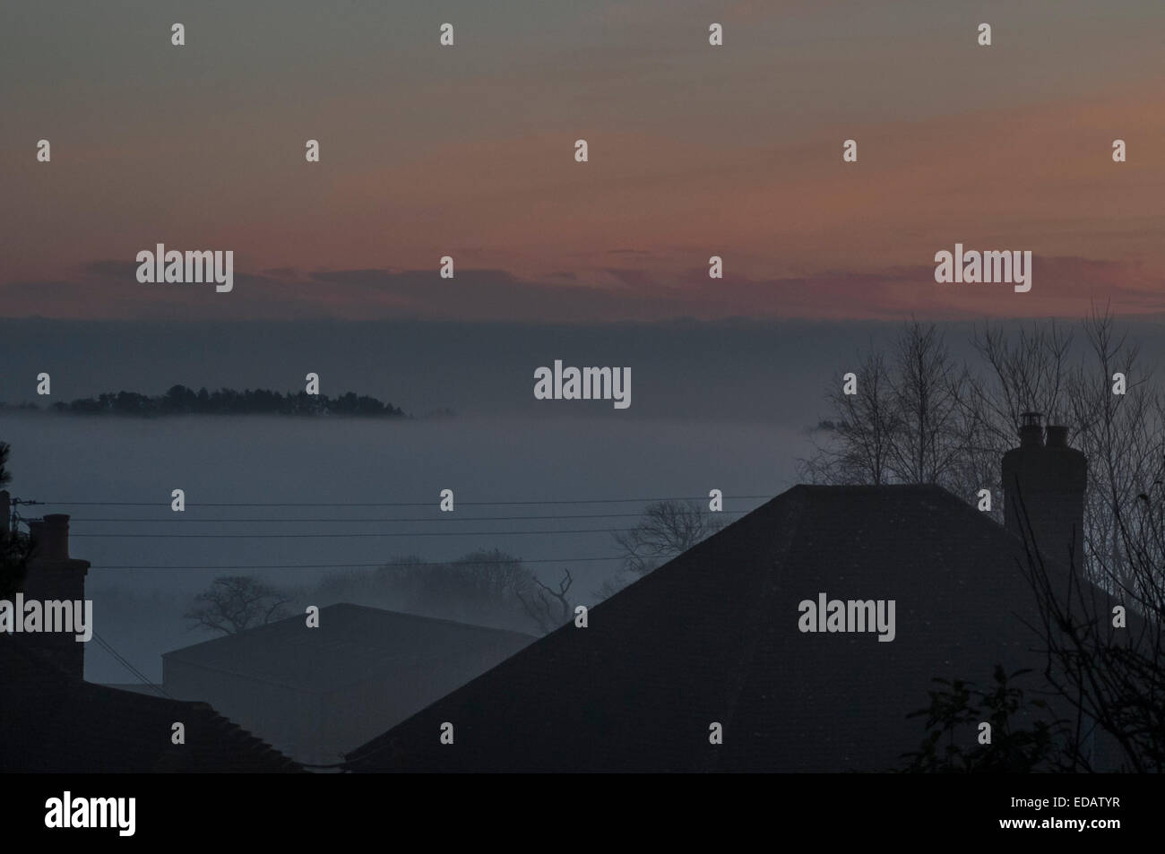 Broad Oak, Heathfield, East Sussex, UK. 4. Januar 2015. Eine Dichte Nebeldecke zieht über der Landschaft von Sussex nach Sonnenuntergang. David Burr/Alamy Live-Nachrichten. Stockfoto