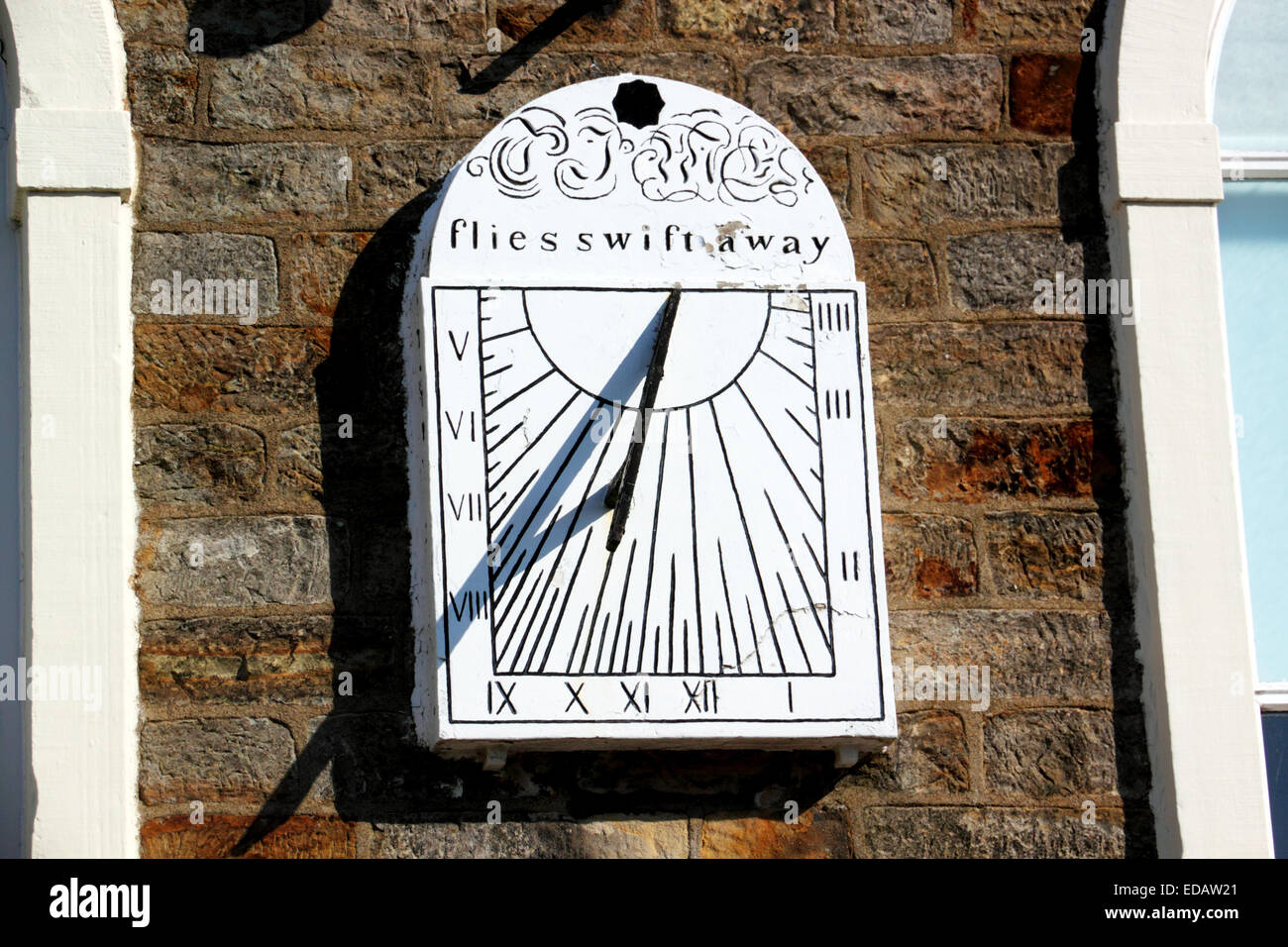 Sonnenuhr "die Zeit vergeht schnell Weg" auf einer Non-Comformist Kapelle-Wand. Stockfoto