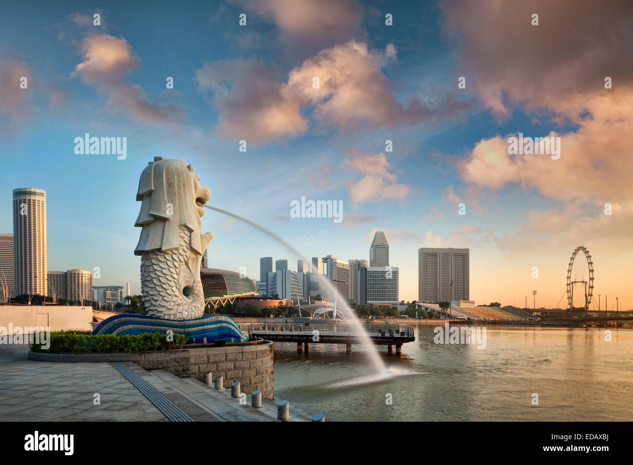 Der Merlion, das Symbol der Stadt Singapur, bei Sonnenaufgang. Stockfoto