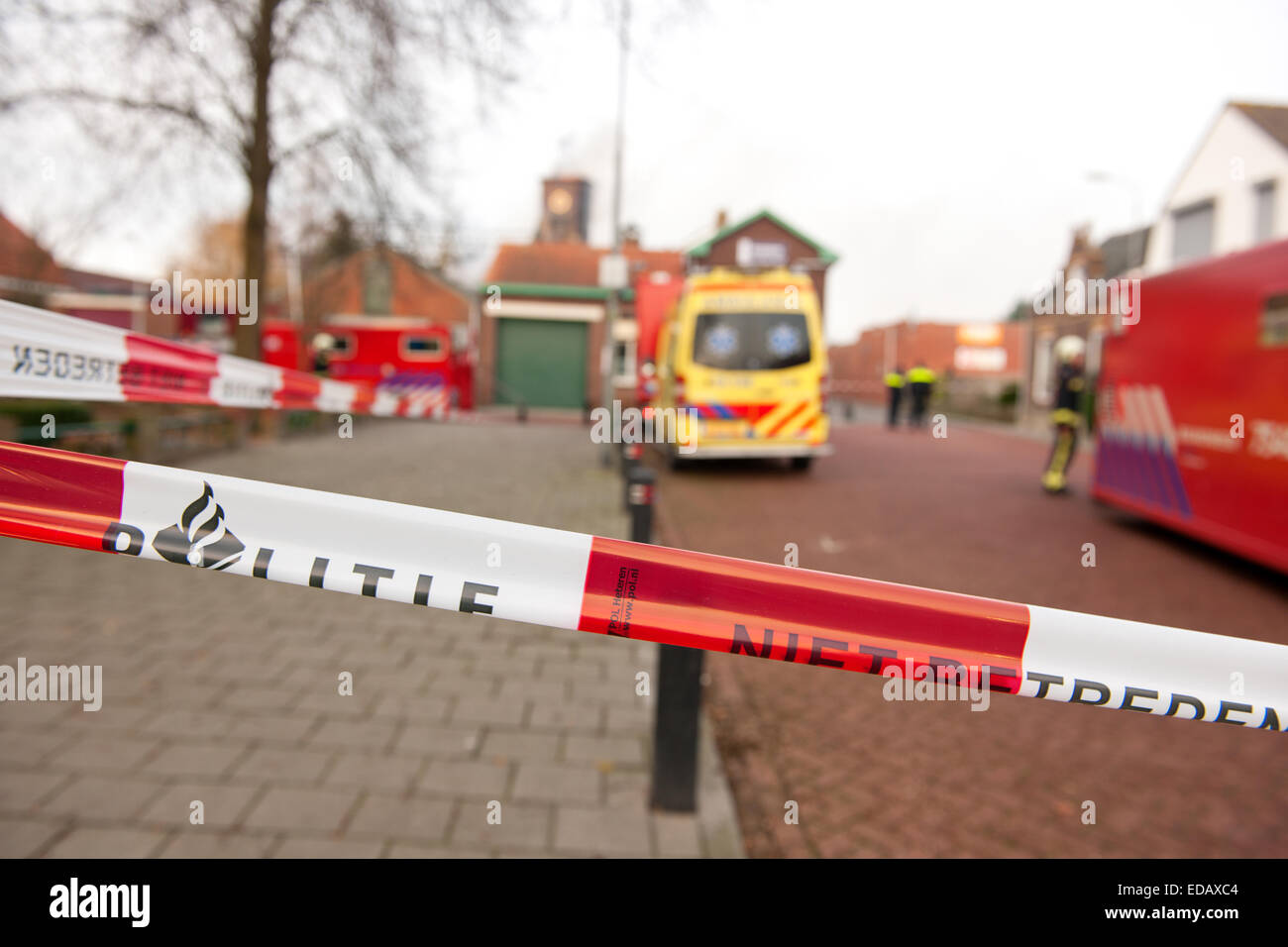 Hauptstraße ist gesäumt von einem Absperrband in Verbindung mit einem Großbrand in der Kirche Stockfoto