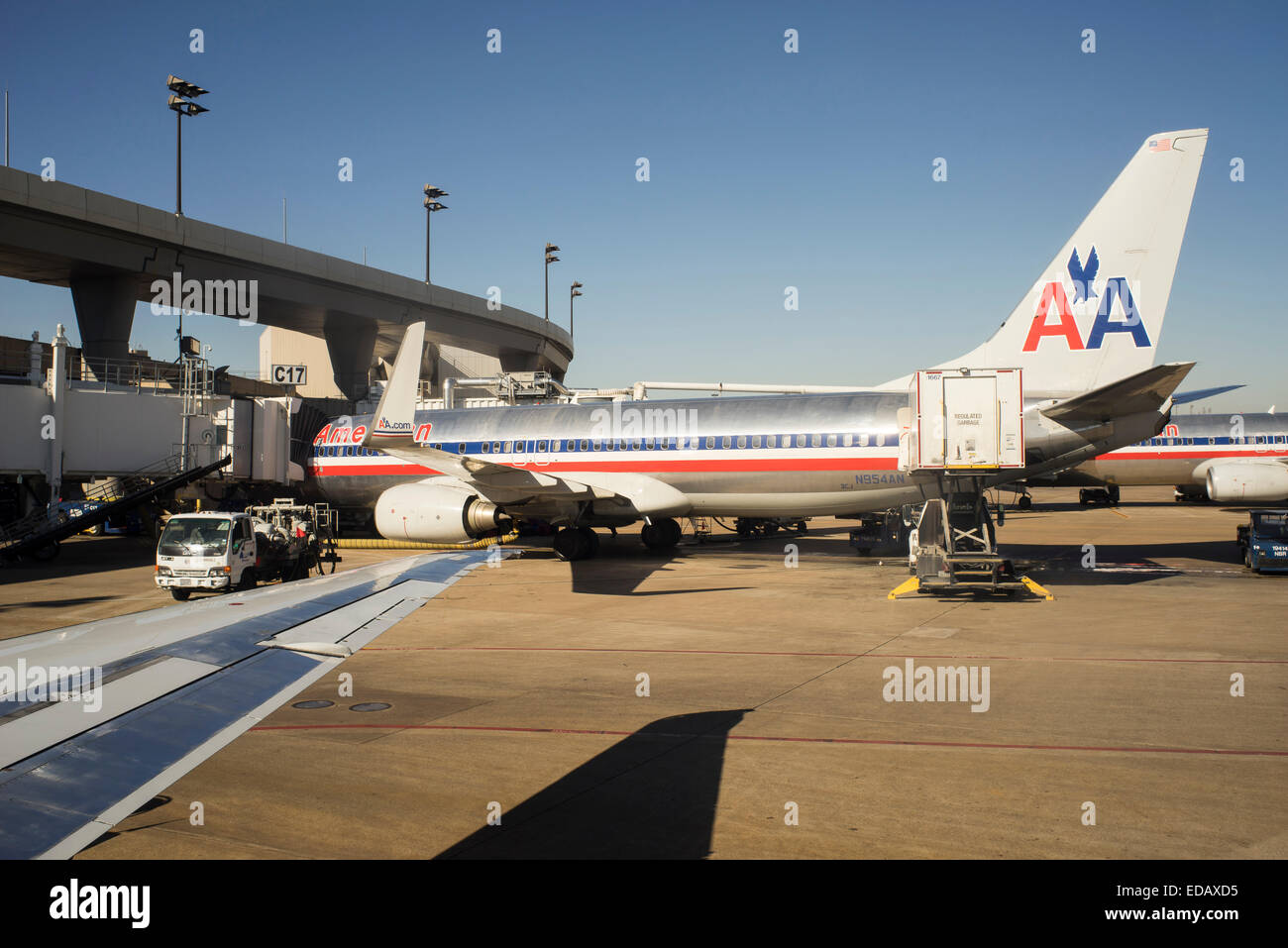 American Airlines Flugzeug am Gate warten auf Gepäck laden American Airlines Terminal Drehkreuz am Flughafen Huston, Texas Stockfoto