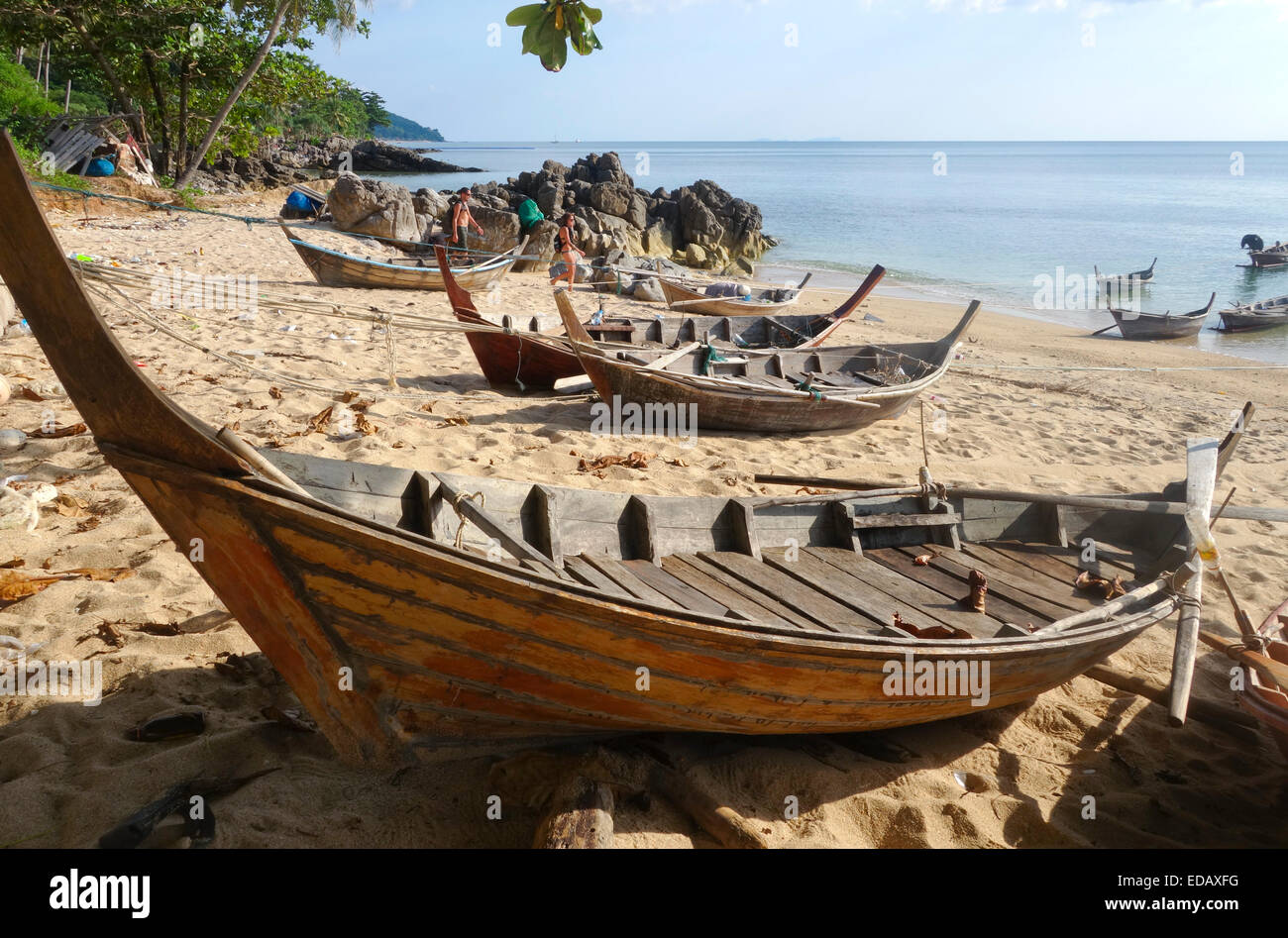 Thai Long-Tail-Boote am Kantiang Bay, Koh Lanta, Koh Lanta, Krabi, Thailand, Süd-Ost-Asien. Stockfoto