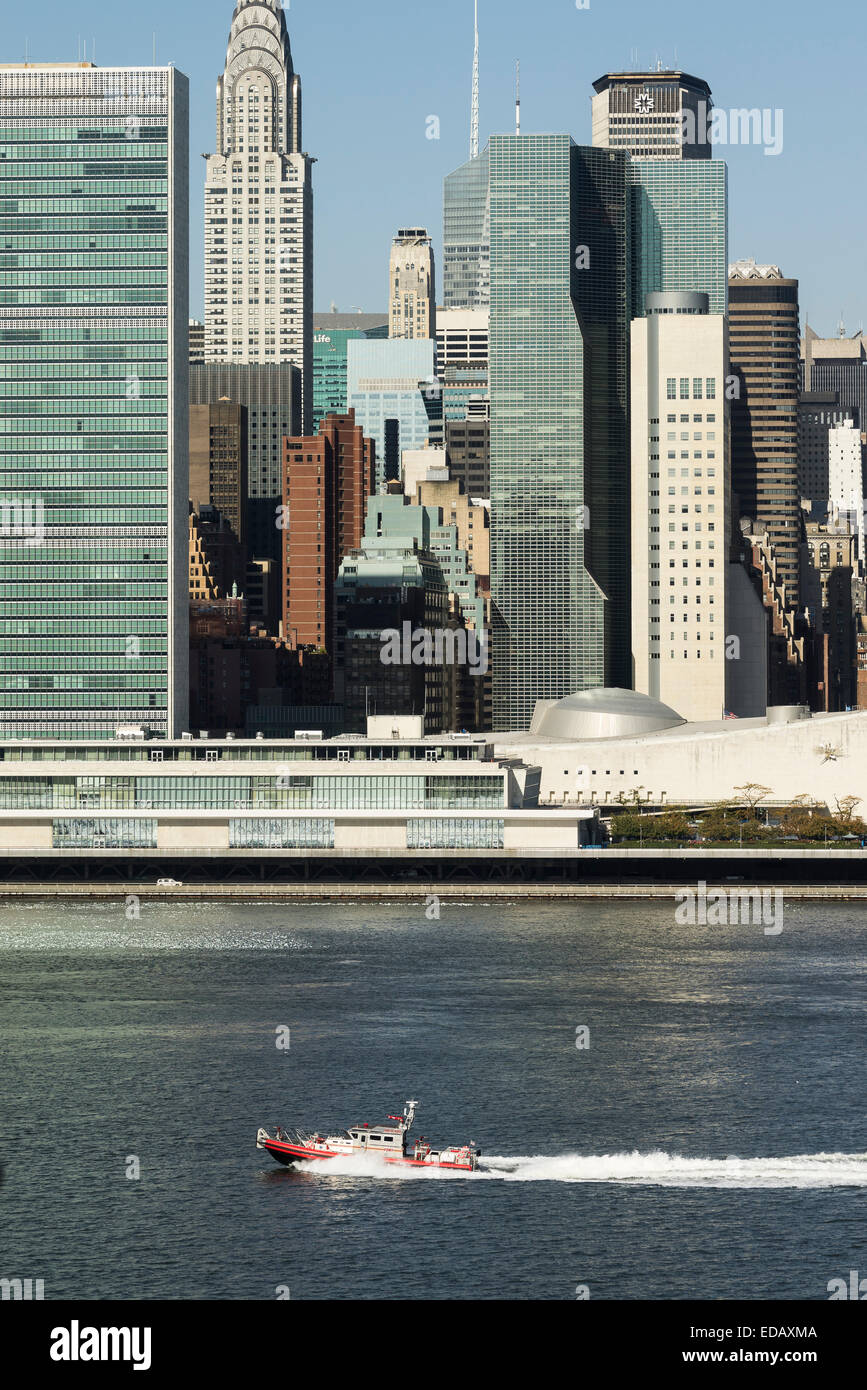 NYPD patrol Boot auf dem East River vom UN-Hauptsitz Stockfoto