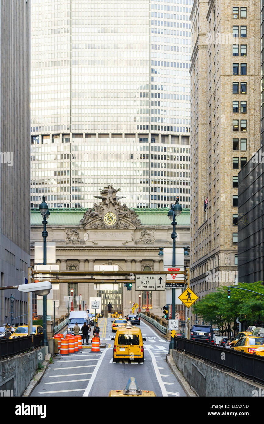 Ausfahrt des Tunnels Park AVE, Ansicht vom Grand Central und Metlife building Stockfoto