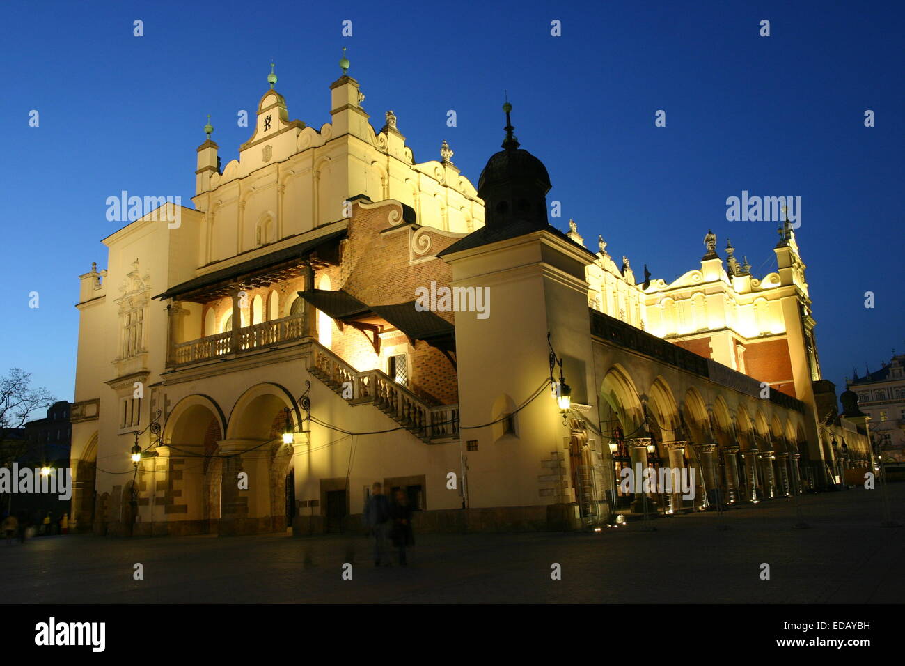 Die Tuchhallen am Abend in Krakau Stockfoto