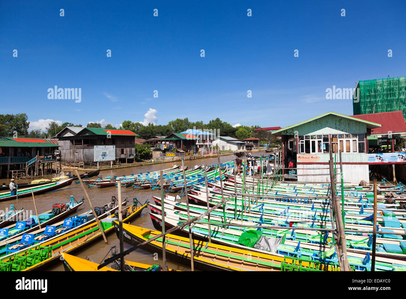Fluss und See Boote warten auf Passagiere für Inle-See, Nyaungshwe, Myanmar Stockfoto