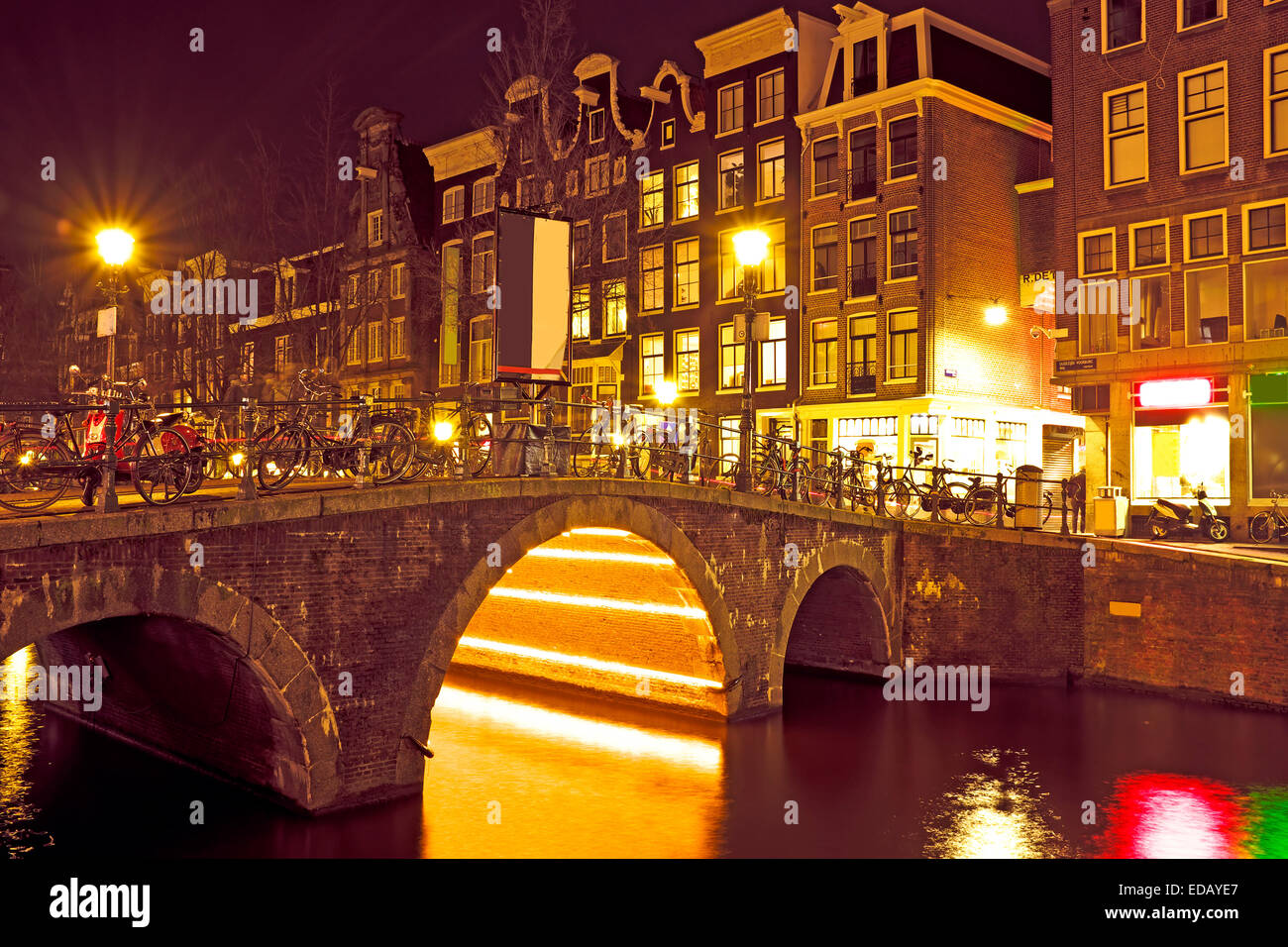 Amsterdam-Häuser bei Nacht in den Niederlanden Stockfoto