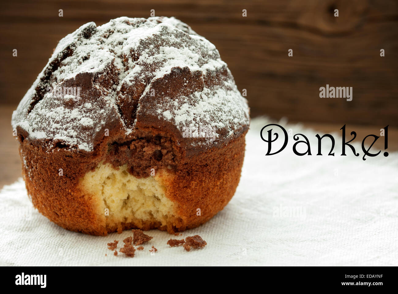 Hausgemacht und gebackenen Schokoladenkuchen auf hölzernen Hintergrund mit deutschen Wort Danke Danke D.h. Stockfoto