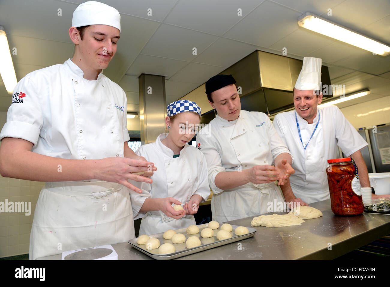 Catering-Schüler und Lehrer auf Stadt & Gilden Kurs am Telford College of Arts and Technology Uk Stockfoto