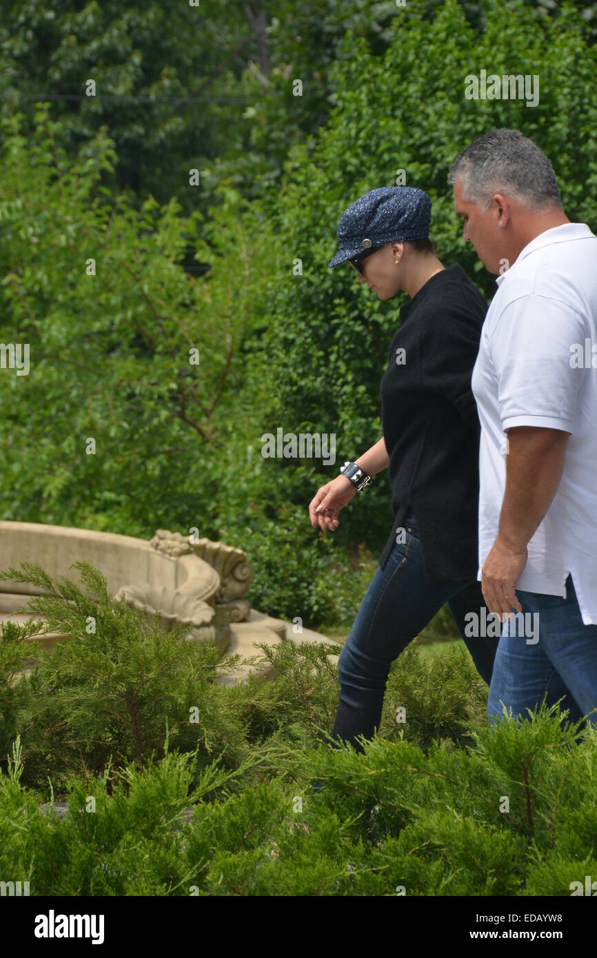 Jennifer Lopez, sporting einen Retro-Stil Chanel Hut und schwere Spitze trotz der sommerlichen Hitze, verlässt ihre Wohnung mit New York: Jenneifer Lopez Wo: Manhattan, New York, USA bei: 2. Juli 2014 Stockfoto