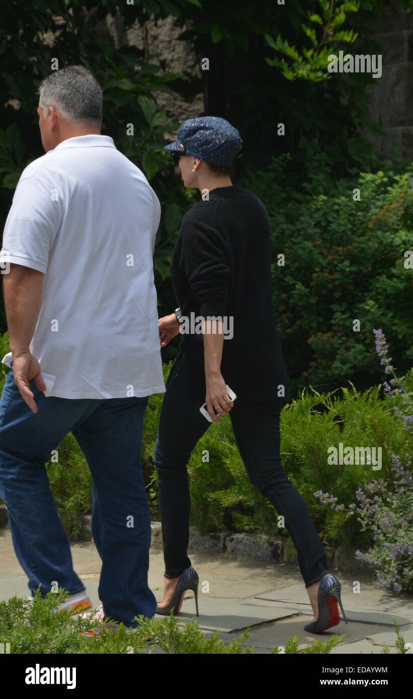 Jennifer Lopez, sporting einen Retro-Stil Chanel Hut und schwere Spitze trotz der sommerlichen Hitze, verlässt ihre Wohnung mit New York: Jenneifer Lopez Wo: Manhattan, New York, USA bei: 2. Juli 2014 Stockfoto