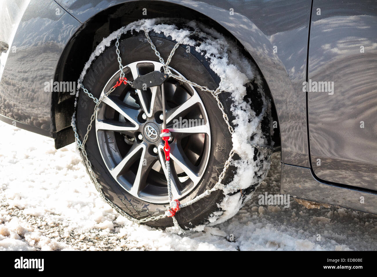Schneekette / Ketten am Vorderrad / Räder eines Autos mit Winterreifen  ausgestattet / Reifen. (75 Stockfotografie - Alamy