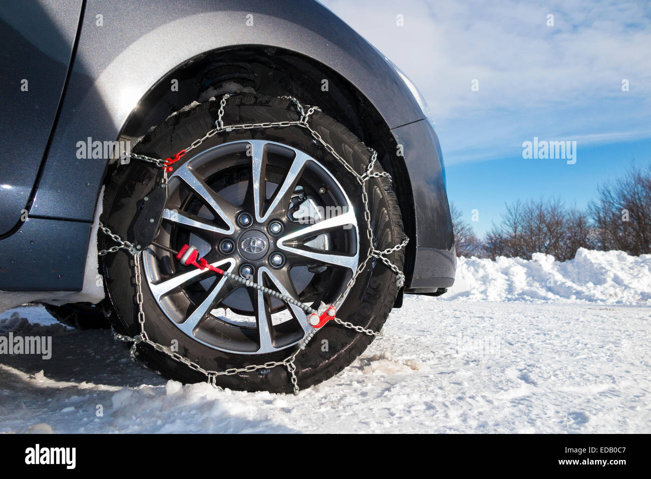 Schneekette / Ketten am Vorderrad / Räder eines Autos mit Winterreifen  ausgestattet / Reifen. (75 Stockfotografie - Alamy