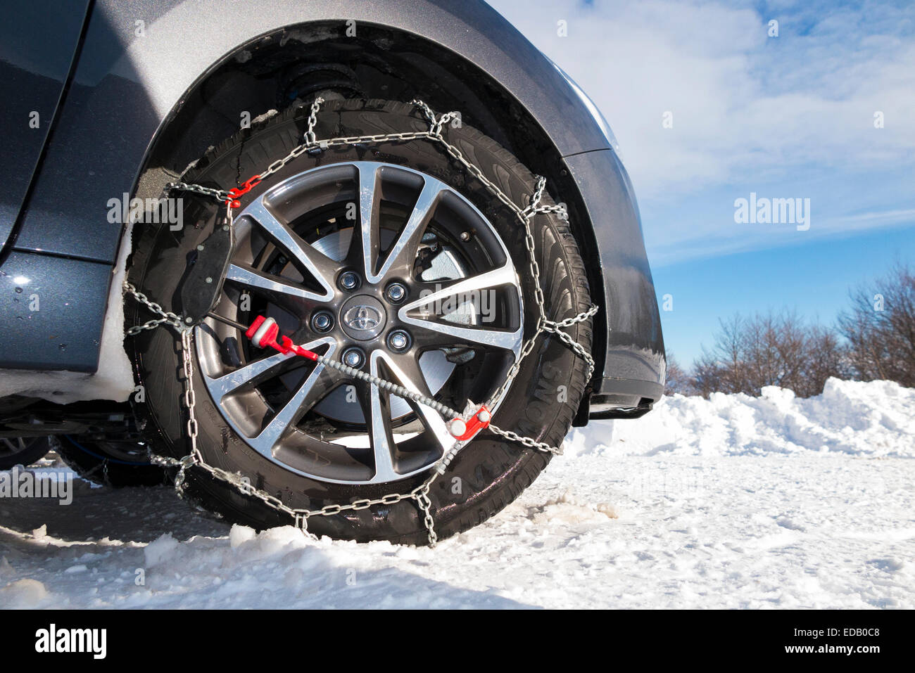 Schneekette / Ketten am Vorderrad / Räder eines Autos mit Winterreifen ausgestattet / Reifen. (75) Stockfoto