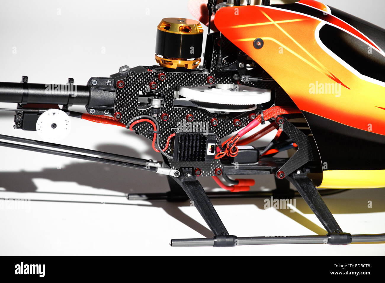 Nahaufnahme des Radios gesteuert Helikopter Teile. Baldachin, Rotor, Elektronik. Stockfoto