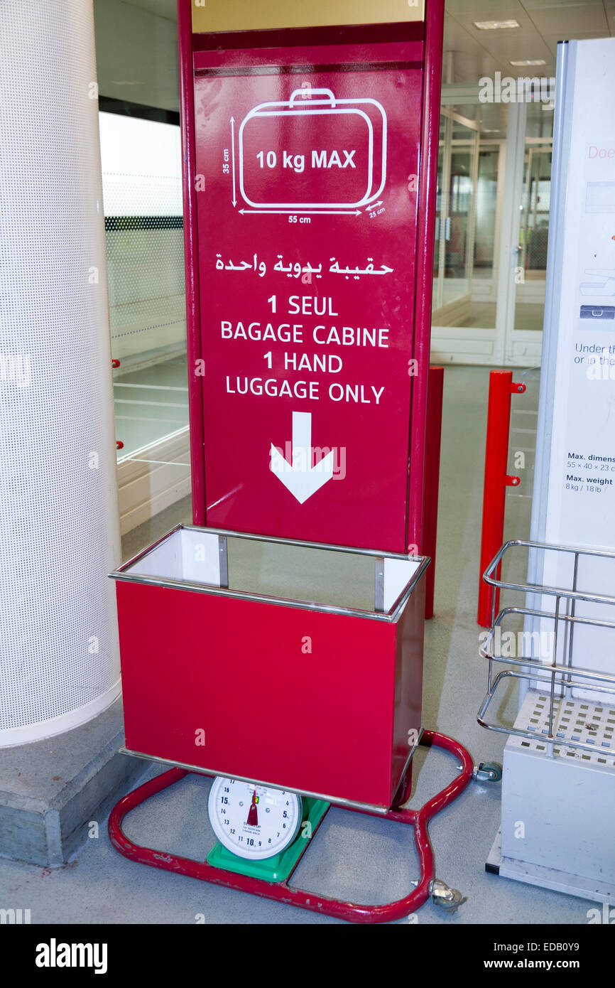 Gepäck/bag Größe Rahmen käfig Tester zur Messung der Abmessungen der  Passagier in der Hand tragen - an/auf dem Flug Handgepäck transportieren.  Flughafen Genf in der Schweiz Stockfotografie - Alamy