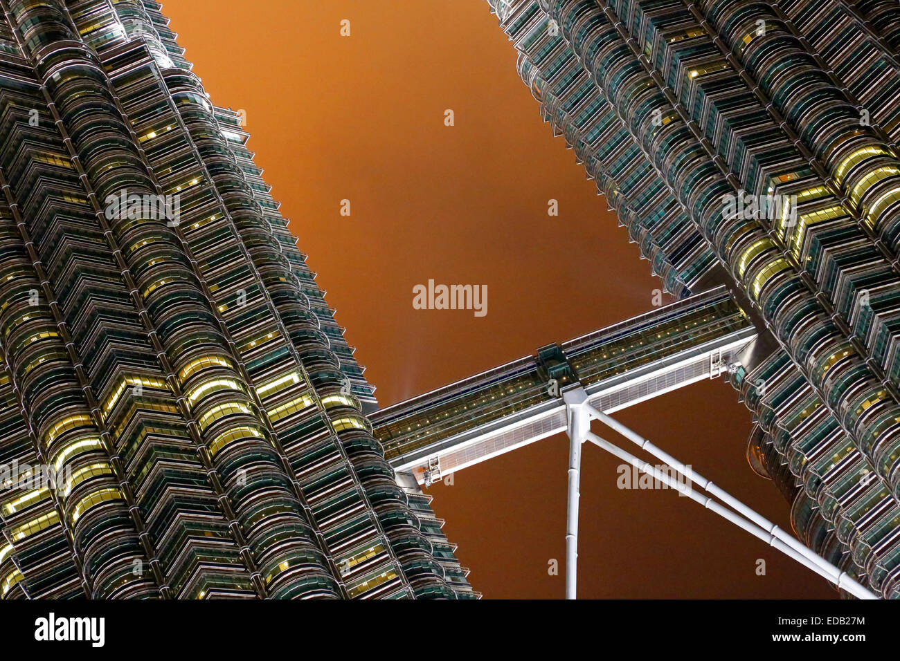 Petronas Towers in Kuala Lumpur mit einem Gewitterhimmel hinter bei Sonnenuntergang, Malaysia Stockfoto