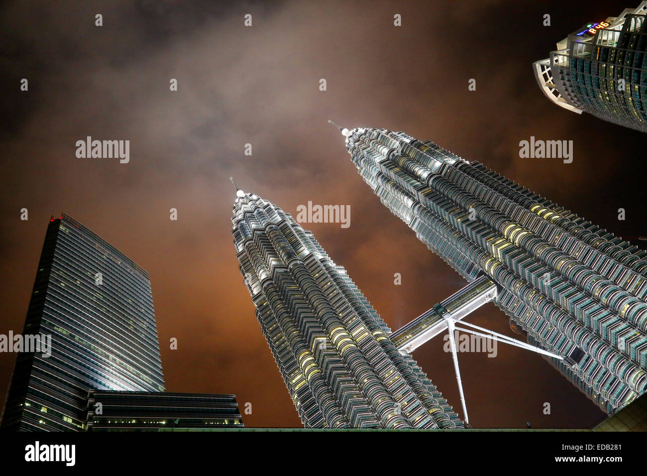 Petronas Towers in Kuala Lumpur mit einem Gewitterhimmel hinter bei Sonnenuntergang, Malaysia Stockfoto