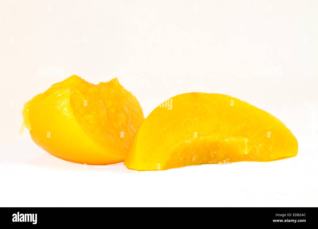 Zwei Scheiben Pfirsich auf einem weißen Hintergrund Stockfoto