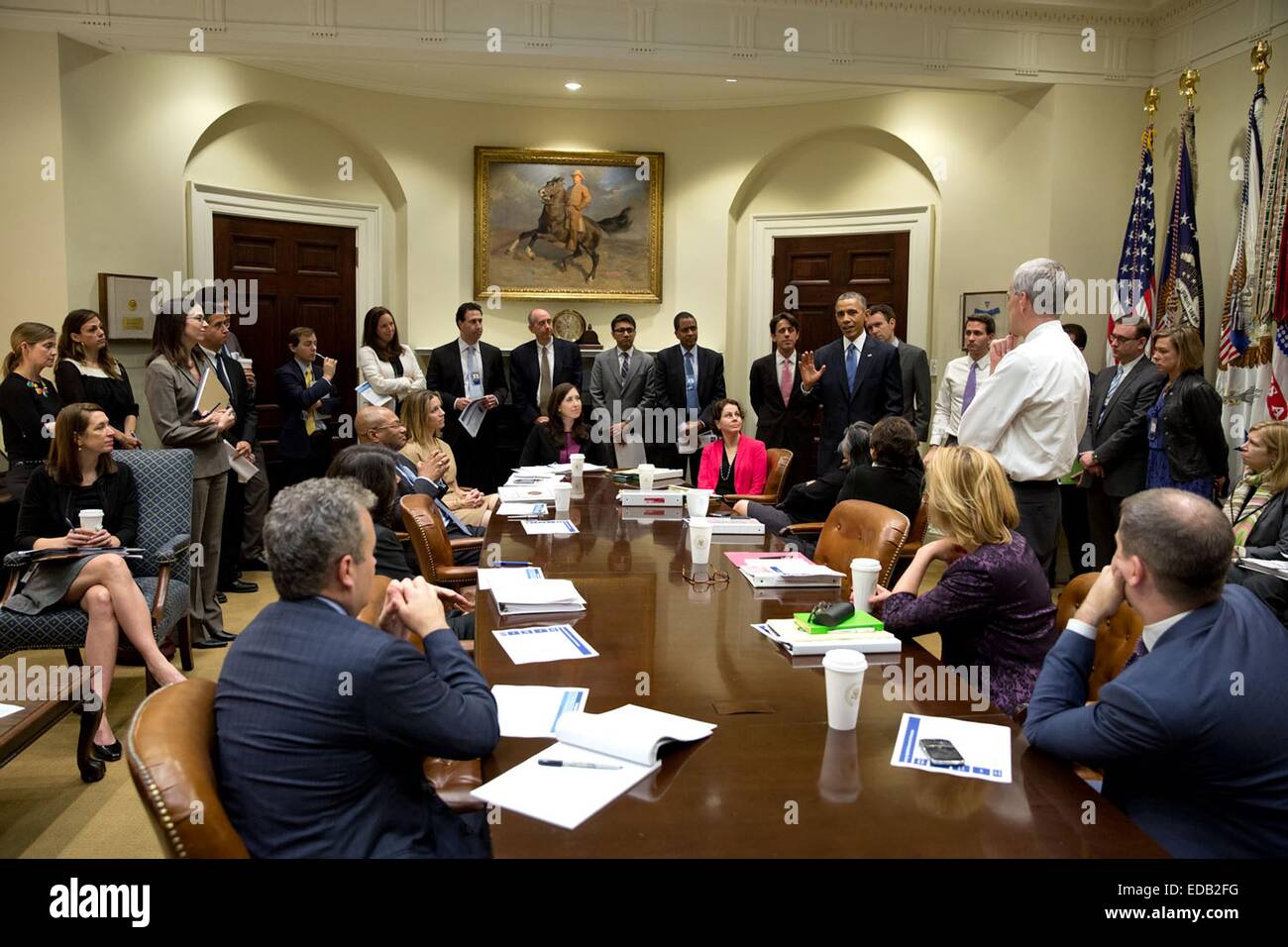 US-Präsident Barack Obama spricht weiß Hauspersonal in der Roosevelt-Zimmer am Tag nach der Demokraten bei den Zwischenwahlen im Weißen Haus 5. November 2014 in Washington, DC verloren. Stockfoto