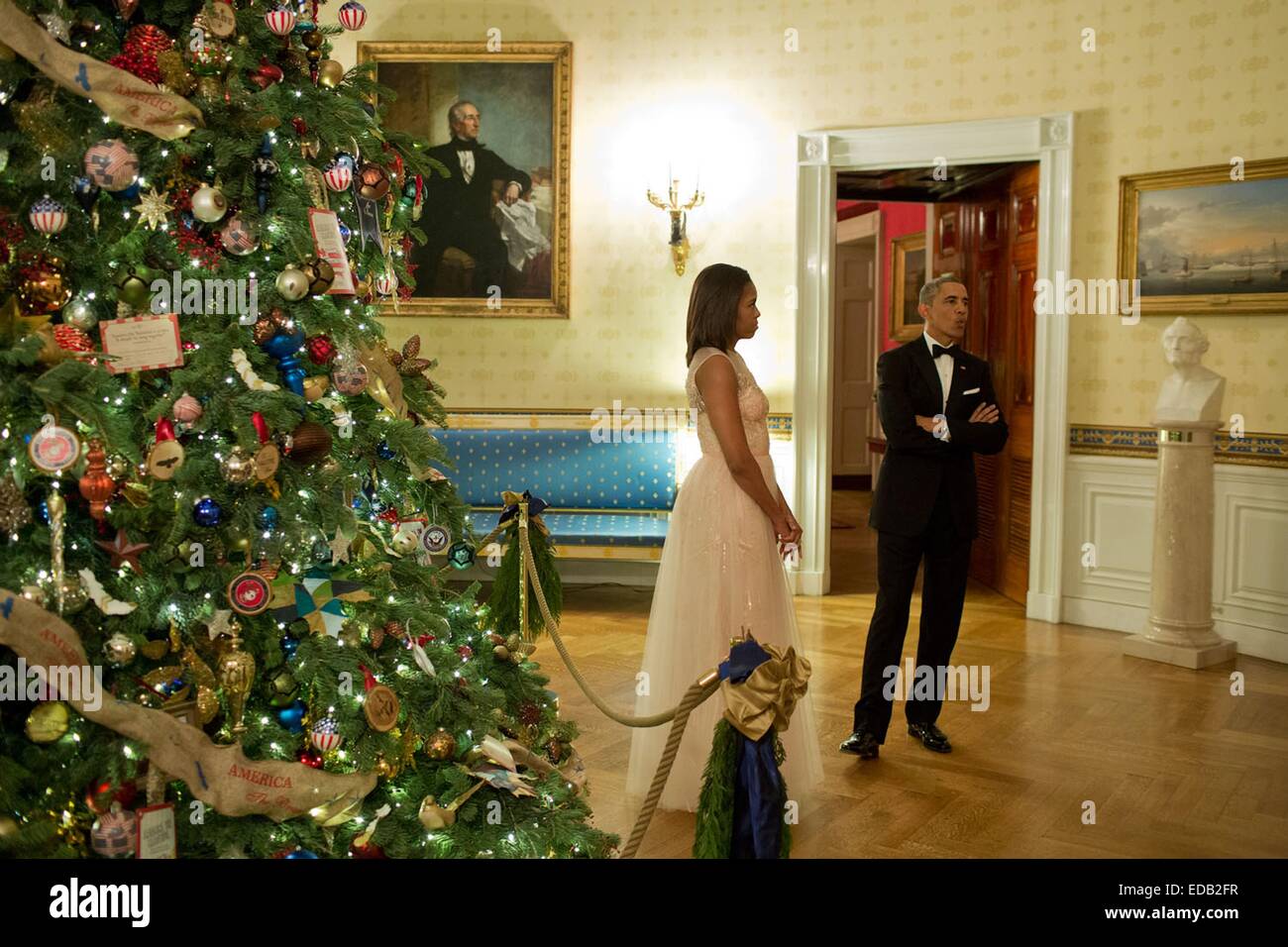 US-Präsident Barack Obama pfeift ein Weihnachtslied im blauen Zimmer während der Wartezeit mit First Lady Michelle Obama vor dem Kennedy Center Honors-Empfang im Weißen Haus 7. Dezember 2014 in Washington, D.C. eingeführt werden. Stockfoto
