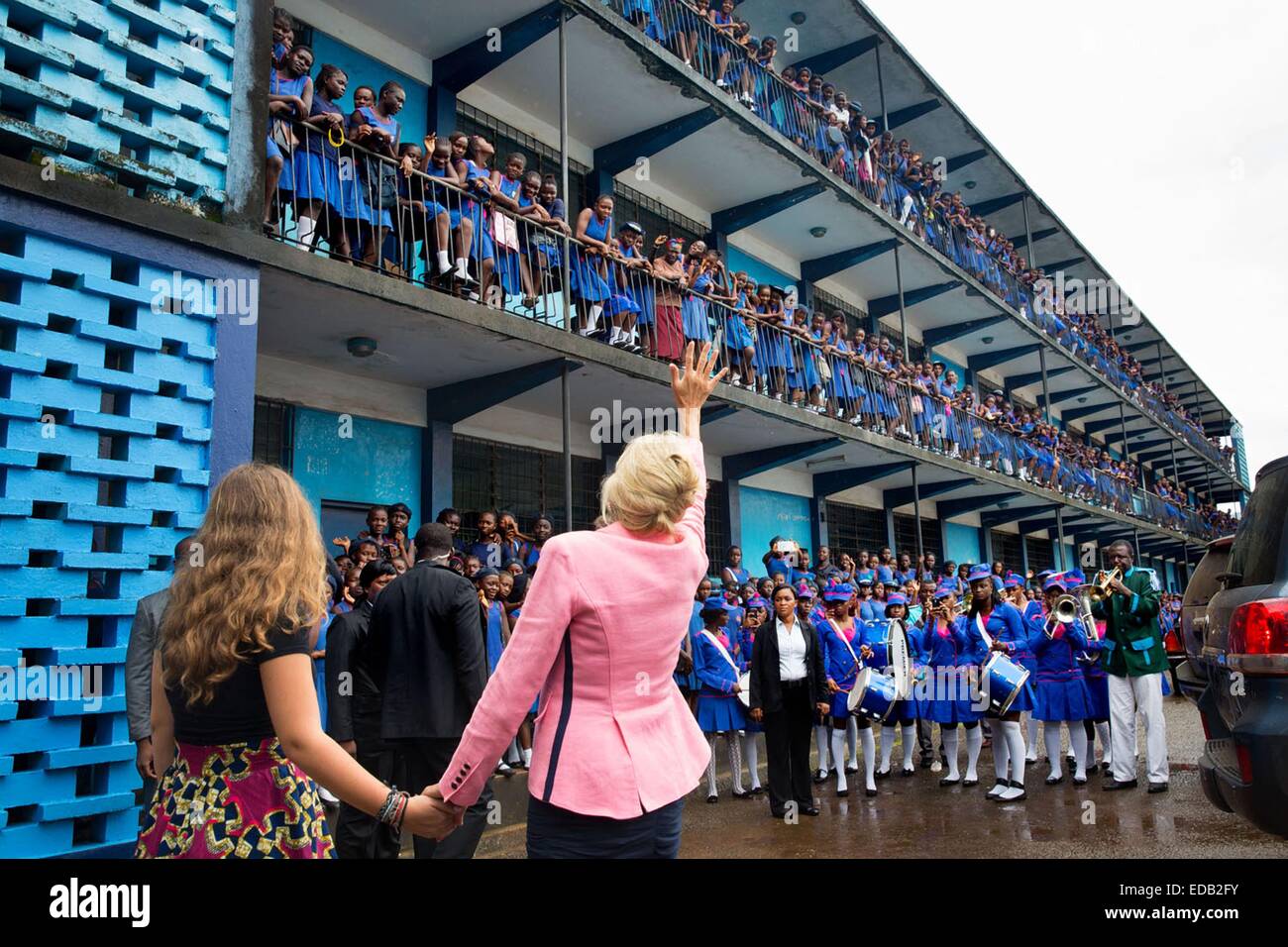 Dr. Jill Biden, Ehefrau des Vizepräsidenten und Enkelin Finnegan Biden Welle Studenten nach einem Mädchen Fortbildungsveranstaltung an der St.-Josephs-Gymnasium 7. Juli 2014 in Freetown, Sierra Leone auf dem Geländer montiert. Stockfoto