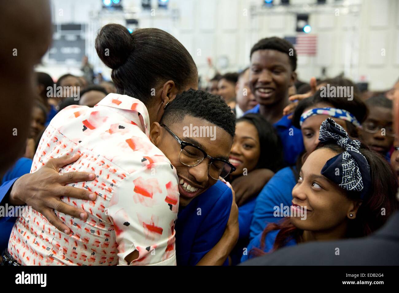 US-First Lady Michelle Obama umarmt einen jungen Mann aus dem Publikum nach ihren Ausführungen zur Unterstützung der erreichen höhere Initiative 8. September 2014 in Atlanta, Georgia. Stockfoto