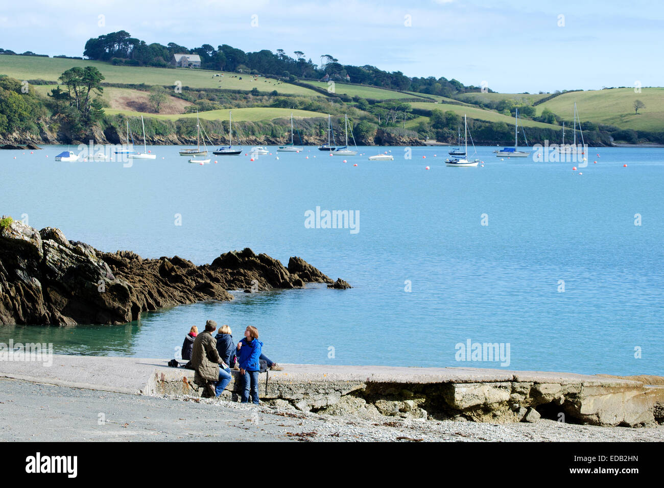 Familie sitzt am Helford Fluss in Cornwall, Großbritannien Stockfoto