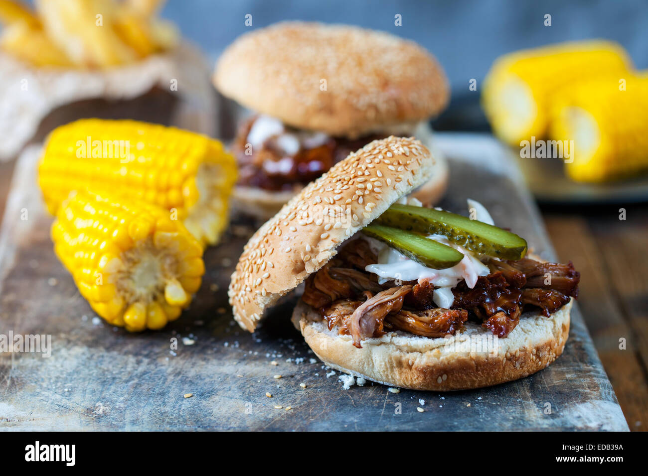 Burger mit zog Schweinefleisch, Mais und Pommes frites Stockfoto