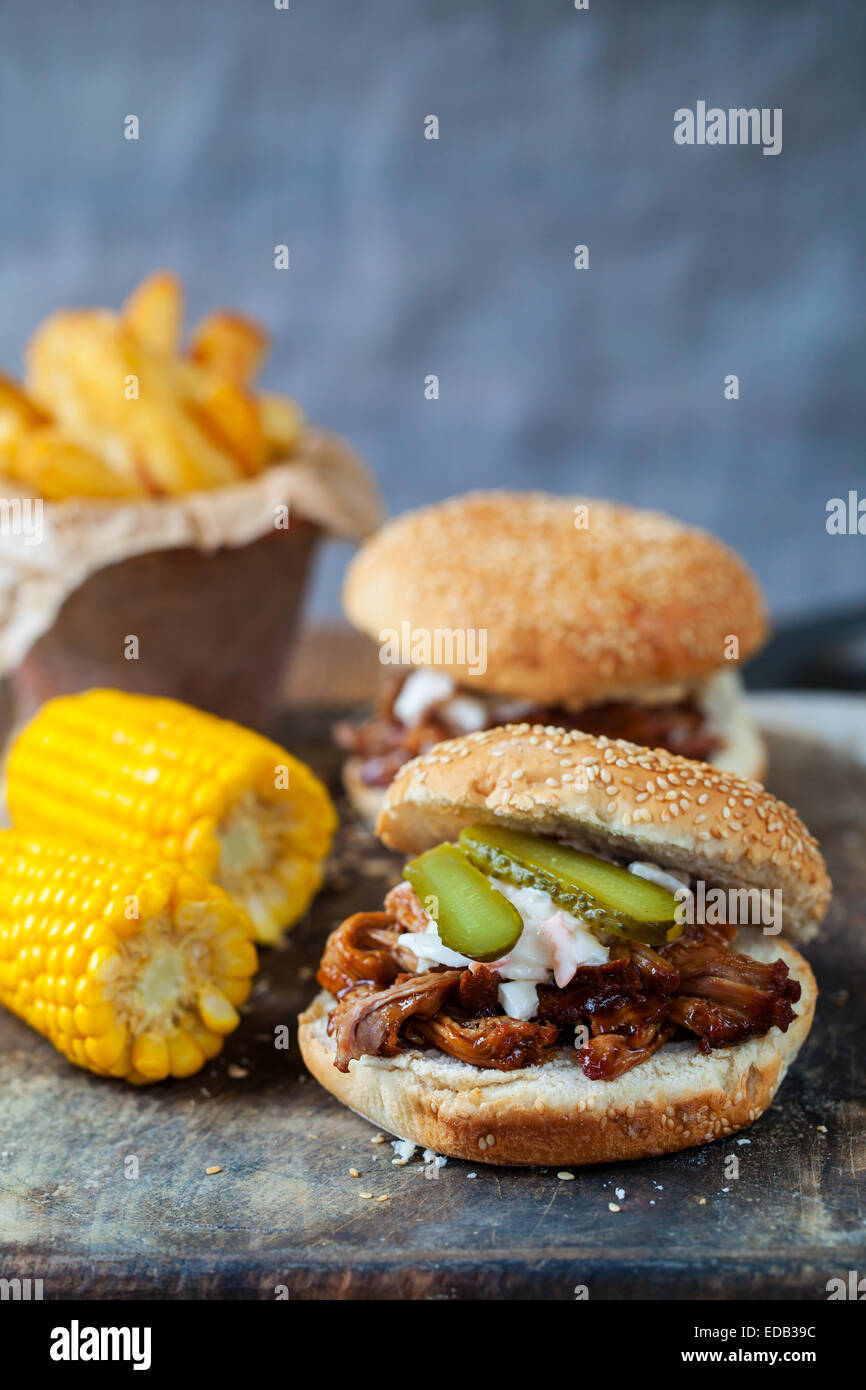Burger mit zog Schweinefleisch, Mais und Pommes frites Stockfoto