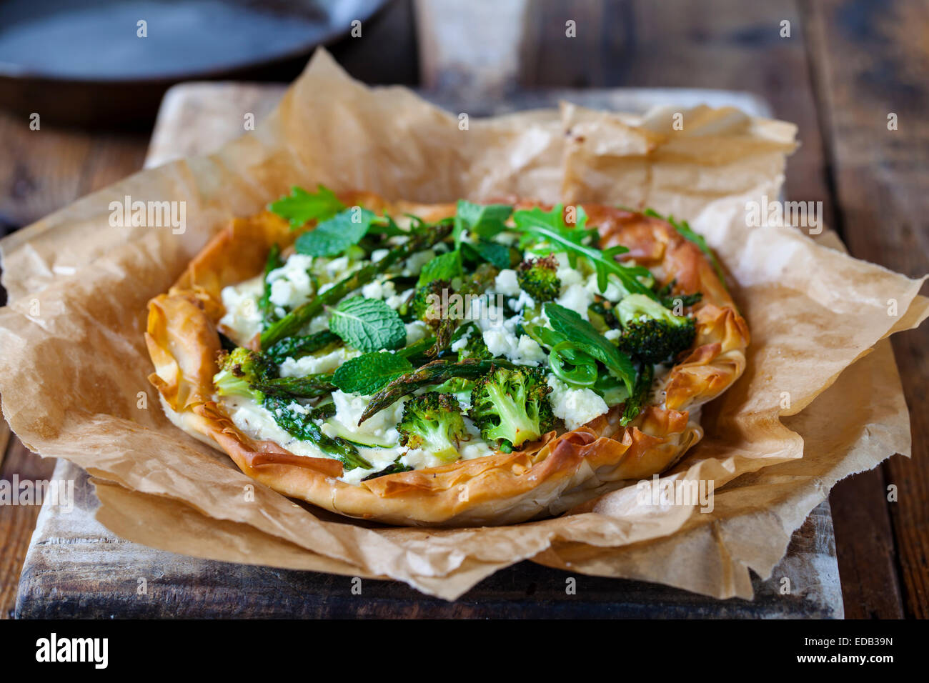 Filo-Teig-Pie mit Braten grüne Gemüse Stockfoto
