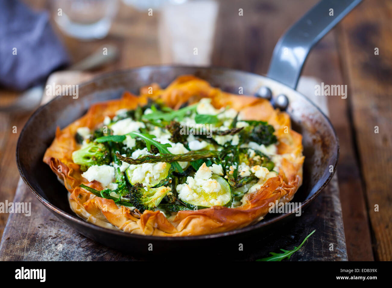 Filo-Teig-Pie mit Braten grüne Gemüse Stockfoto